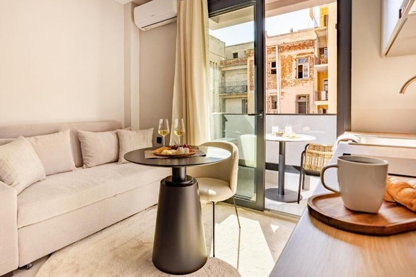 Standard Studio, Courtyard View | Living area