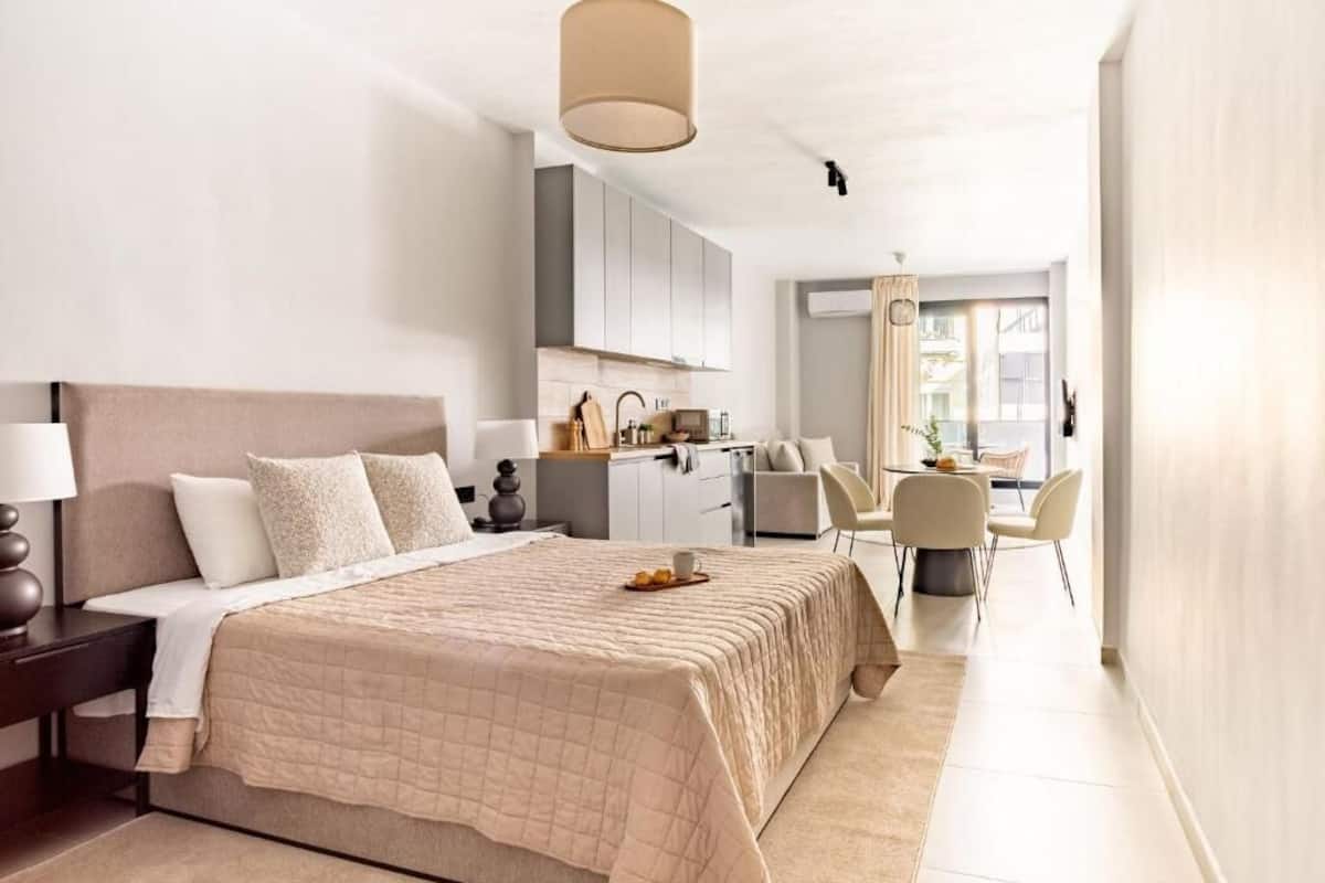 Ein modernes Schlafzimmer mit einem großen Bett, Nachttischen, einem Schreibtisch und einem Stuhl.