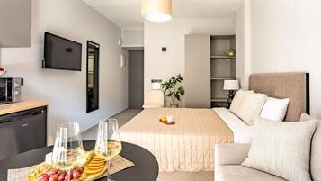 Standard Studio, Courtyard View | Iron/ironing board, free WiFi