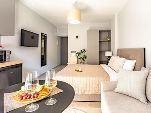 Standaard studio, uitzicht op de binnenplaats | Een strijkplank/strijkijzer, gratis wifi