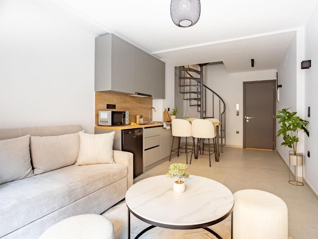 Deluxe Duplex, Courtyard View | Living area