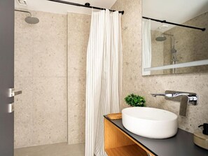 Studio Superior, quang cảnh thành phố | Phòng tắm | Buồng tắm vòi sen, máy sấy tóc, khăn tắm, xà phòng 