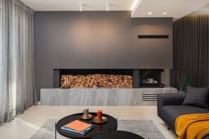 تلفزيون، ألعاب فيديو، كرة قدم الطاولة، تنس طاولة