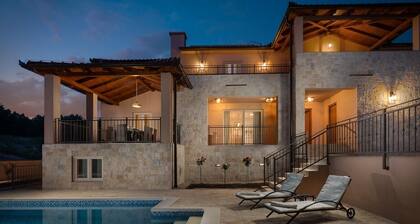 Luxusvilla San, beheizter Pool, Sauna, Grill, familienfreundlich