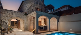 Rustic Villa Kameni dvori, heated pool, BBQ, family-friendly