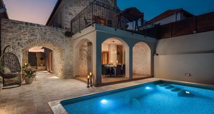 Rustic Villa Kameni dvori, heated pool, BBQ, family-friendly