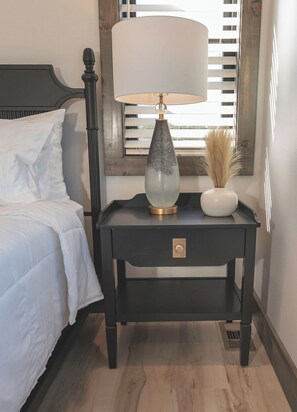 5 عدّة غرف نوم ومكتب ومكواة/لوح كي وسرير سفر