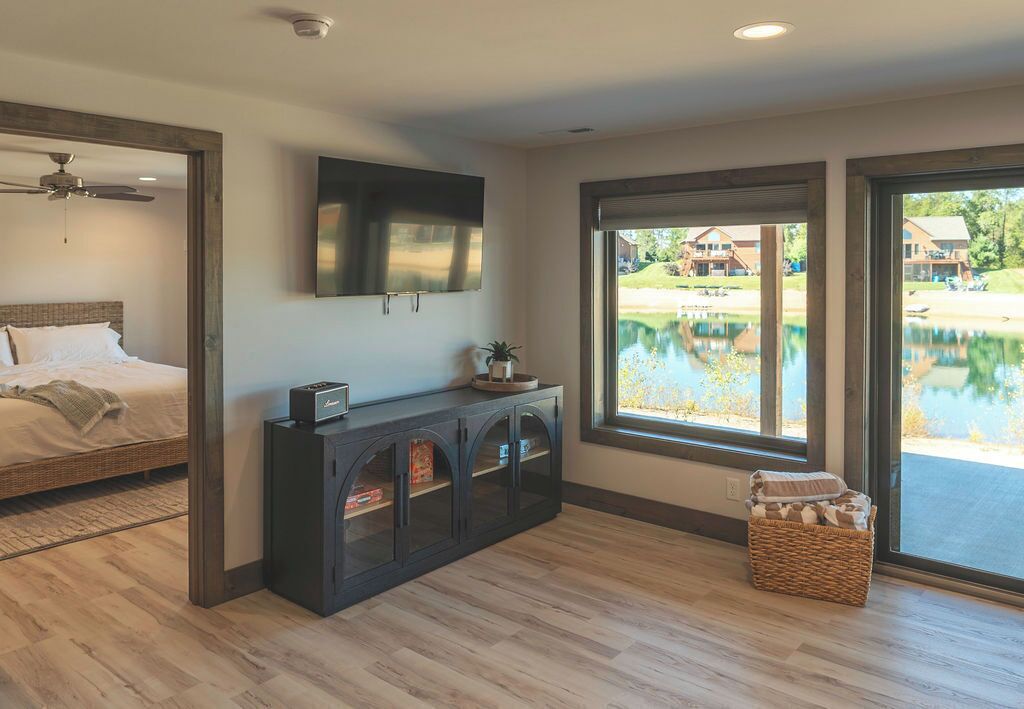 5 عدّة غرف نوم ومكتب ومكواة/لوح كي وسرير سفر