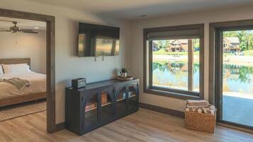 5 bedrooms, desk, iron/ironing board, travel crib