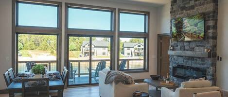 Smart TV, chimenea y videojuegos