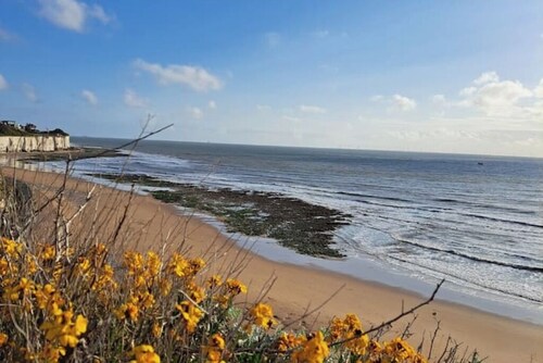 Seaside House - short walk to beaches and shops with private parking