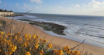 Seaside House - short walk to beaches and shops with private parking