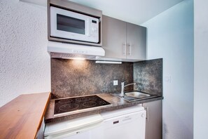 Réfrigérateur, micro-ondes, lave-vaisselle, cafetière/bouilloire