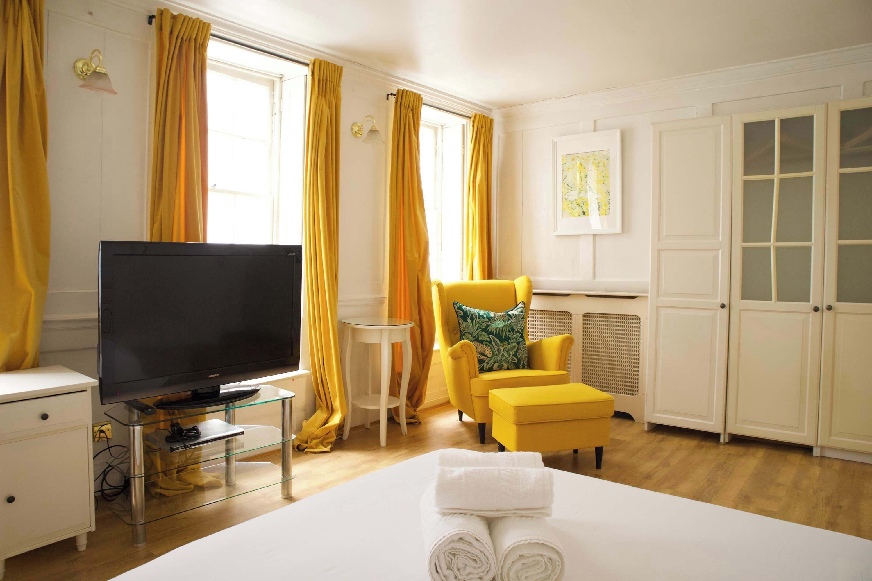 3 slaapkamers, een bureau, een strijkplank/strijkijzer, reisbedje