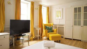 3 slaapkamers, een bureau, een strijkplank/strijkijzer, reisbedje