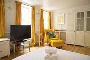 3 habitaciones, escritorio y tabla de planchar con plancha 