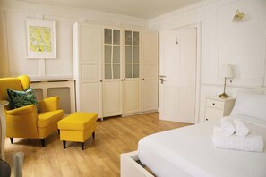 3 bedrooms, desk, iron/ironing board, travel crib