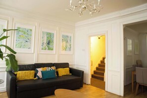 Televisión y oficina 