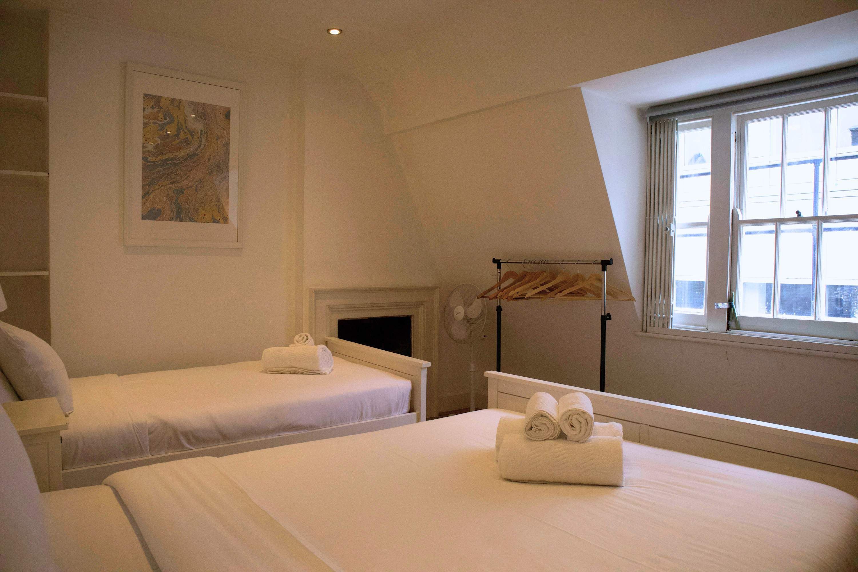 3 chambres, bureau, fer et planche à repasser, lit parapluie