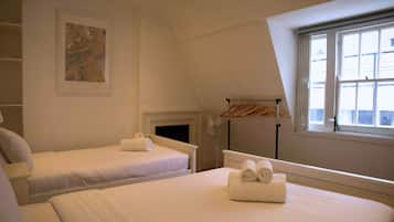 3 chambres, bureau, fer et planche Ă repasser, lit parapluie