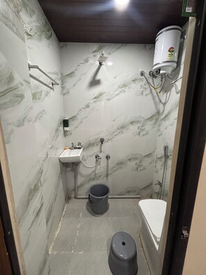 Deluxe Double Room, Balcony, City View | Bathroom