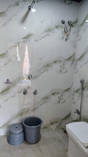 Produtos de toalete grátis, toalhas de banho, sabonete, shampoo