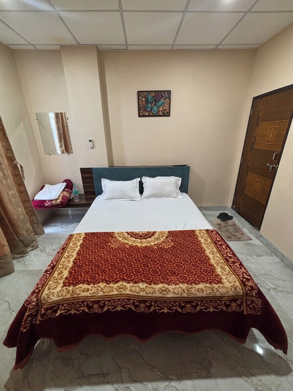 Bureau, espace de travail pour ordinateur portable, Wi-Fi gratuit