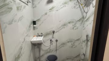 Habitación doble Deluxe, balcón, vista a la ciudad | Baño | Amenidades de baño gratuitas, toallas, jabón, shampoo