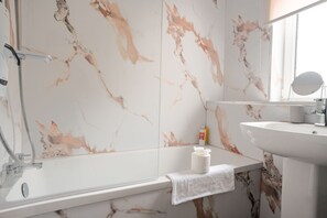 Sèche-cheveux, serviettes fournies