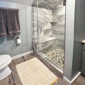 Dusche, Haartrockner, Handtücher, Seife