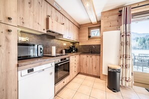 Køleskab, mikrobølgeovn, ovn, kogeplade