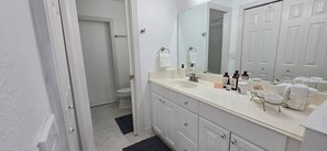 Shower, hair dryer, towels, soap - Chic 1-bedroom apartment in cool Tampa with AC (Tampa)