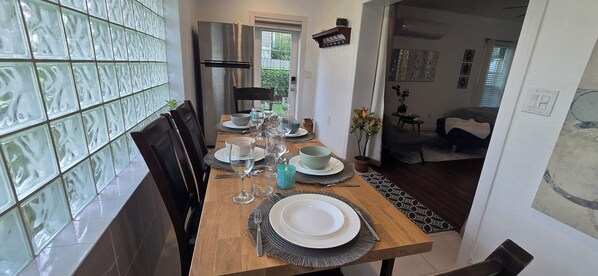 Dining - Chic 1-bedroom apartment in cool Tampa with AC (Tampa)