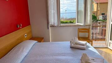 Classic-Doppel- oder -Zweibettzimmer, Balkon, Meerblick | Schreibtisch, kostenloses WLAN