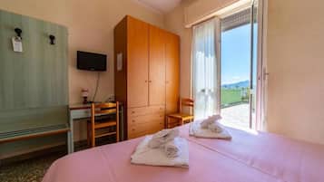 Quarto triplo clássico, sacada, vista para o mar | Escrivaninha, Wi-Fi de cortesia