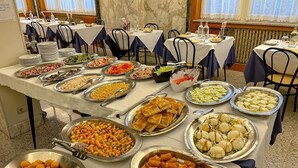 A buffet setup with various food items and utensils. - Albergo Regina Mundi (Pietra Ligure)