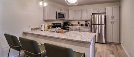 Réfrigérateur, micro-ondes, four, plaque de cuisson