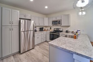 Refrigerador, microondas, horno y parrilla de estufa 