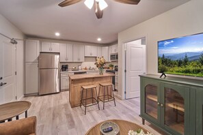 Fridge, microwave, oven, stovetop - Ruby 305: 1BD | Great LOCATION + Shared Amenities! (Pigeon Forge)