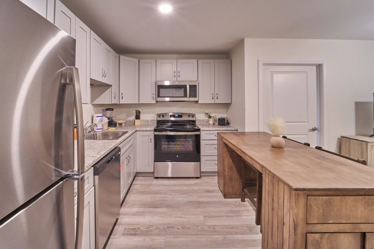 Kühlschrank, Mikrowelle, Ofen, Herdplatte