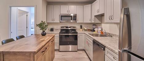 Refrigerador, microondas, horno, placa de cocina