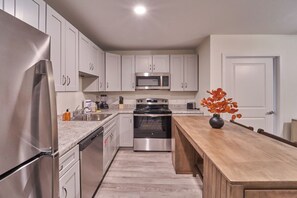 Fridge, microwave, oven, stovetop - Ruby 310: 1BD | Great LOCATION + Shared Amenities! (Pigeon Forge)