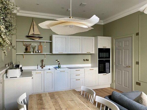 Kylskåp, mikrovågsugn, ugn och spishäll