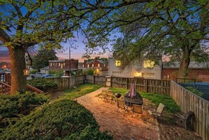 Outdoor dining - Butchertown Game Loft: Sleeps 16! Walk to Nulu. (Louisville)