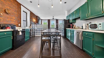 Réfrigérateur, micro-ondes, plaque de cuisson, lave-vaisselle