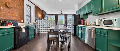 Fridge, microwave, stovetop, dishwasher