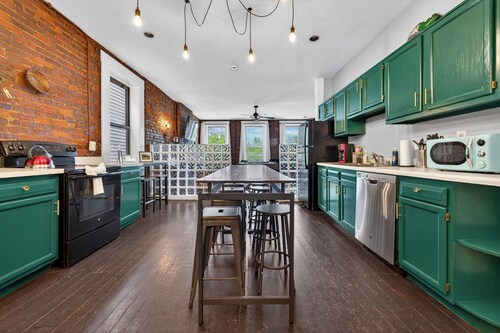 Entire Game Loft for 16, Walk to Nulu