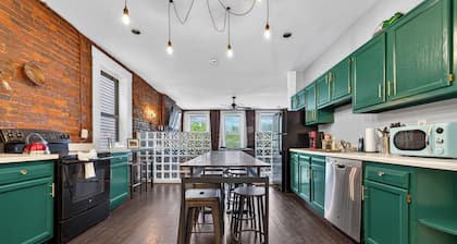 Entire Game Loft for 16, Walk to Nulu