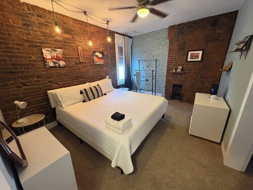 Butchertown Game Loft: Sleeps 16! Walk to Nulu.