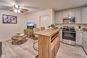 Kjøleskap, mikrobølgeovn, ovn og kokeplater